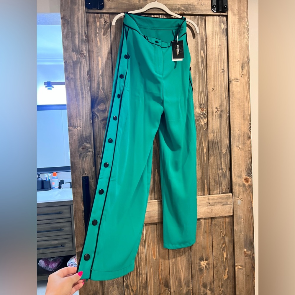 Green button leg wide leg pants